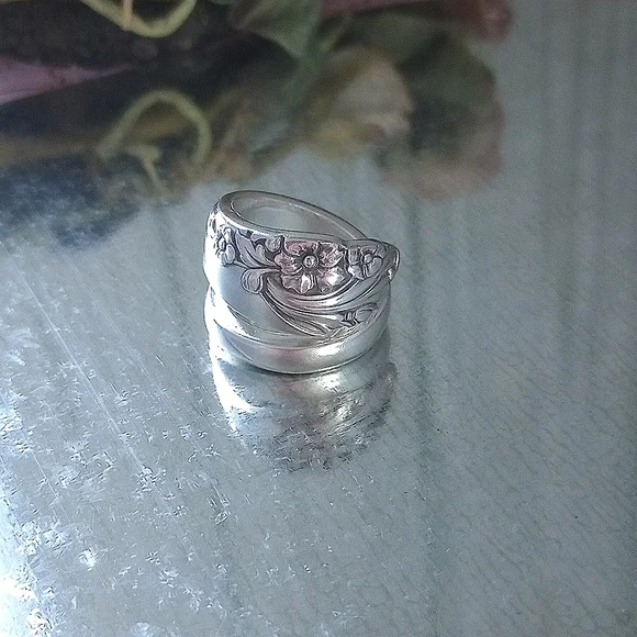 Spoon ring upcycled from a vintage spoon - Picture 3 of 3
